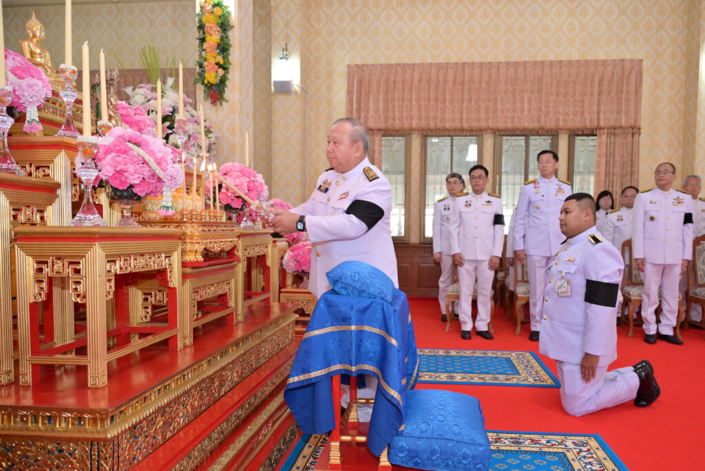 ผู้แทนศาลปกครองประกอบพิธีเบื้องหน้าพระประธาน ปี 2568