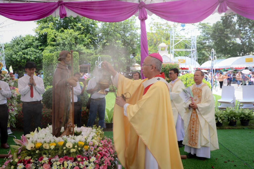 พระอัครสังฆราชถวายกำยานหน้าอนุสาวรีย์นักบุญร็อค ปี 2568