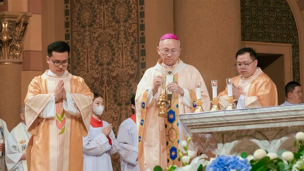 พระอัครสังฆราชถวายกำยานระหว่างพิธีบูชาขอบพระคุณ ปี 2568