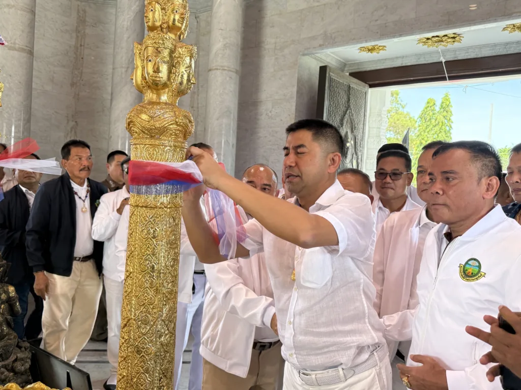 ผู้ร่วมพิธีผูกผ้าสามสีที่เสาหลักเมืองนครศรีธรรมราช ปี 2568