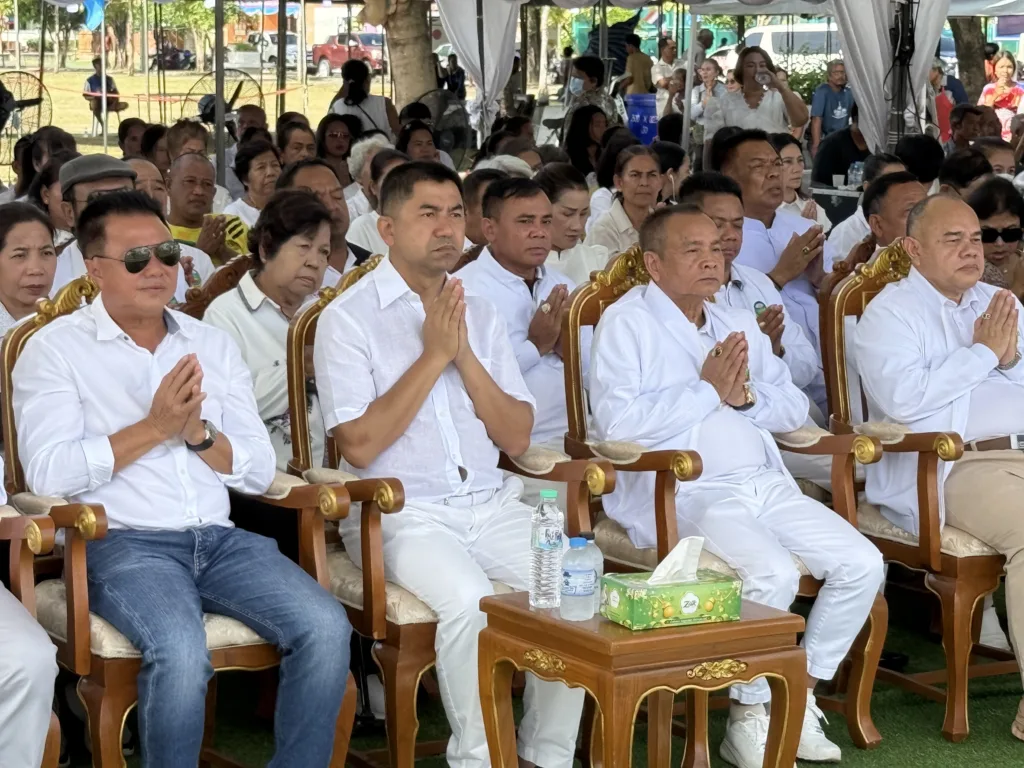 ประชาชนประนมมือร่วมพิธีบวงสรวงศาลหลักเมือง ปี 2568