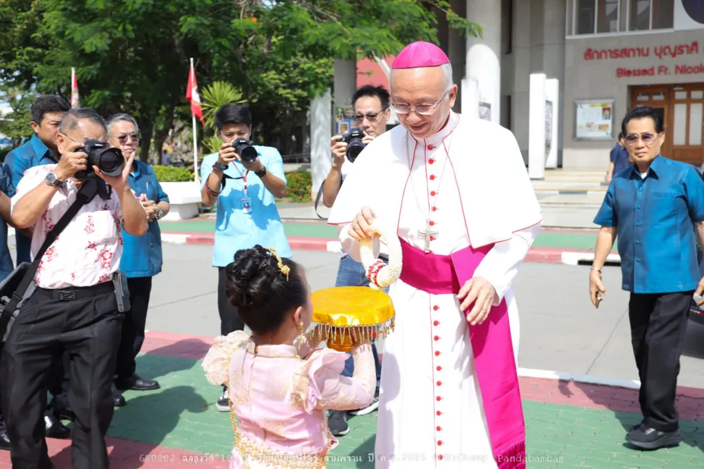 เด็กแต่งชุดไทยมอบพวงมาลัยต้อนรับประธานพิธีก่อนเข้าสู่มิสซาฉลอง ปี 2568