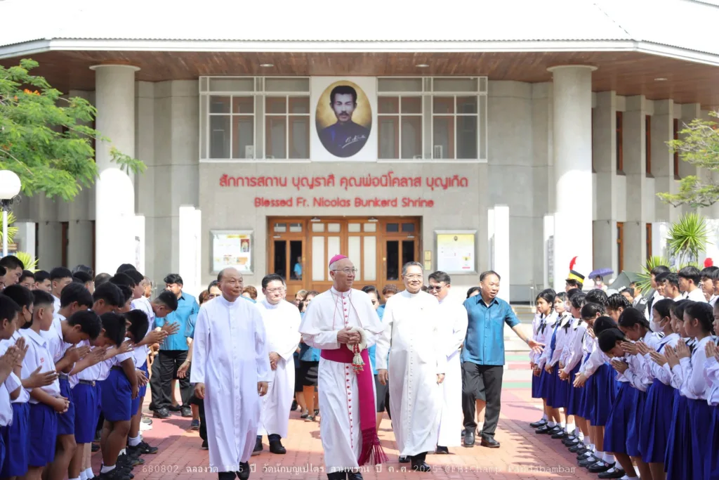 ประธานพิธีและคณะสงฆ์เดินเข้าสู่บริเวณพิธีท่ามกลางการต้อนรับของชุมชน ปี 2568