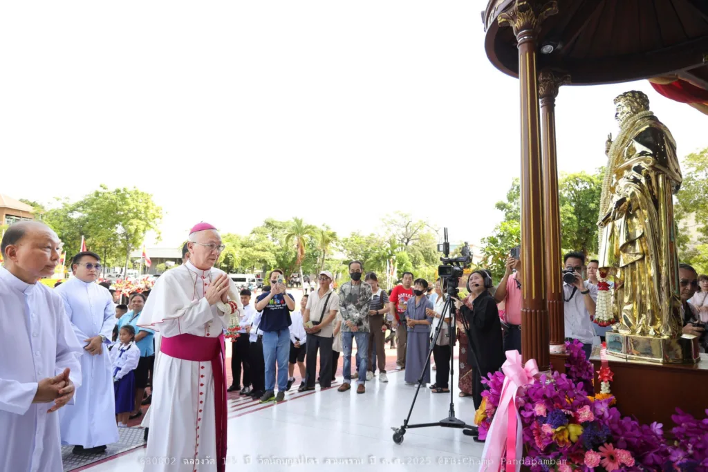 พระอัครสังฆราชภาวนาและถวายความเคารพต่อรูปนักบุญเปโตรในวันฉลอง ปี 2568