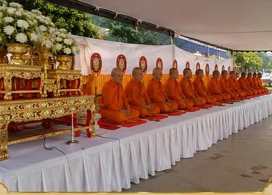 พระสงฆ์เจริญพระพุทธมนต์ในภาพกิจกรรมจากคลิปประชาสัมพันธ์ทางการ จุดเวลาประมาณ 01:09.6