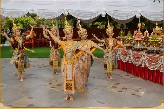 นางรำประกอบพิธีรำบวงสรวงถวายในภาพกิจกรรมจากคลิปประชาสัมพันธ์ทางการ จุดเวลาประมาณ 01:09.6