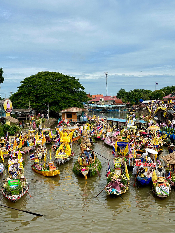 ประเพณีแห่เทียนพรรษาทางน้ำที่ลาดชะโด ครั้งที่ 15