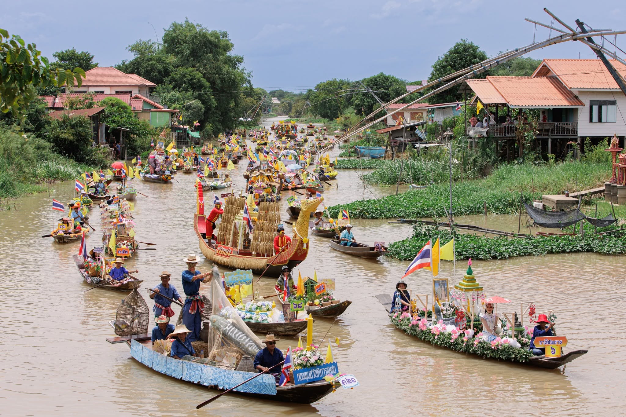 ประเพณีแห่เทียนพรรษาทางน้ำที่ลาดชะโด ครั้งที่ ๑๕