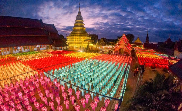 พระบรมธาตุหริภุญชัยและแนวโคมแขวนในภาพบรรยากาศที่เผยแพร่ปี 2568