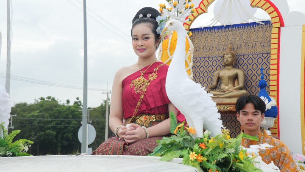 รถเทียนและผู้ร่วมขบวนในงานแห่เทียน 9 วัดปี 2568