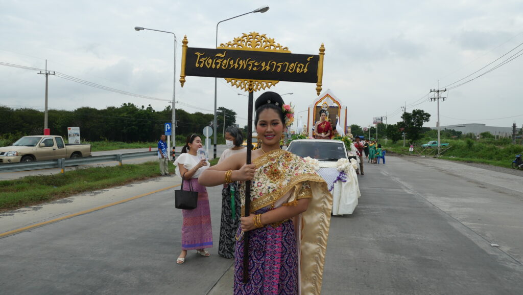 ผู้ร่วมงานแต่งกายชุดวัฒนธรรมเดินในขบวนปี 2568