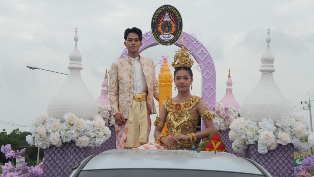 ตัวแทนชุมชนร่วมขบวนรถเทียนในงานปี 2568