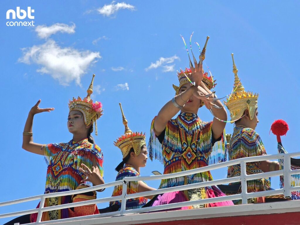 นางรำกำลังแสดงบนรถในริ้วขบวนแห่หมรับปี 2568