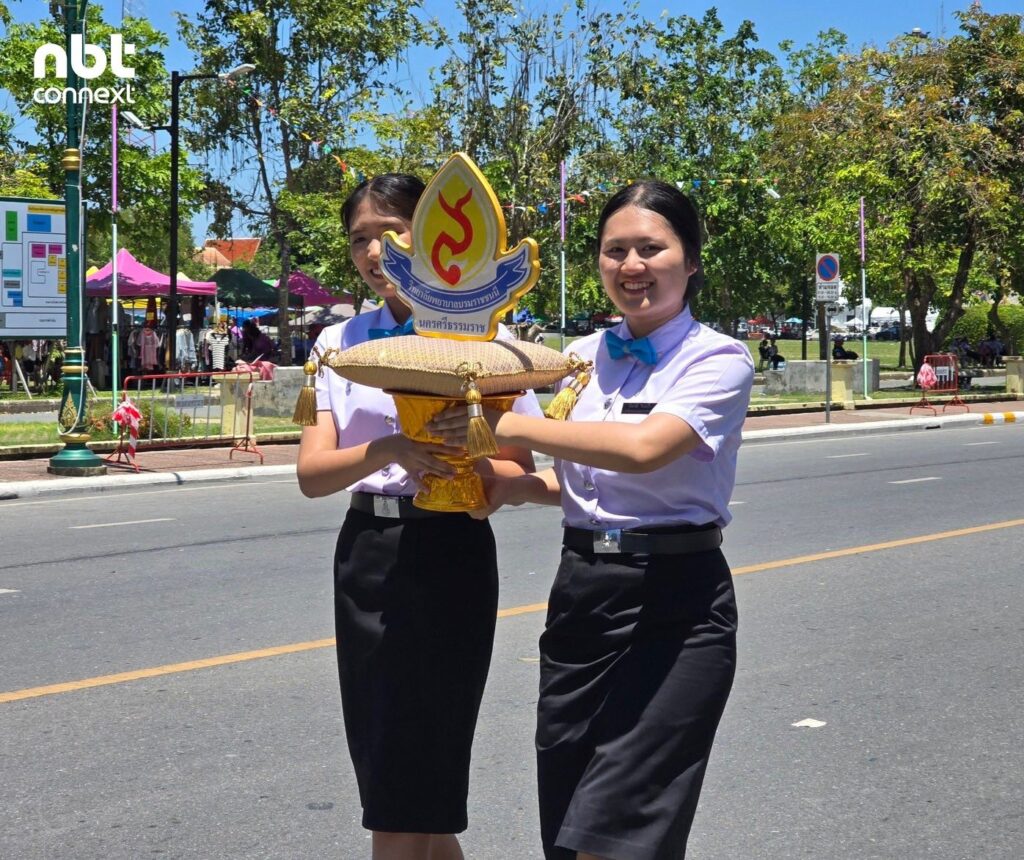 นักเรียนถือพานร่วมขบวนบนถนนราชดำเนินในงานปี 2568