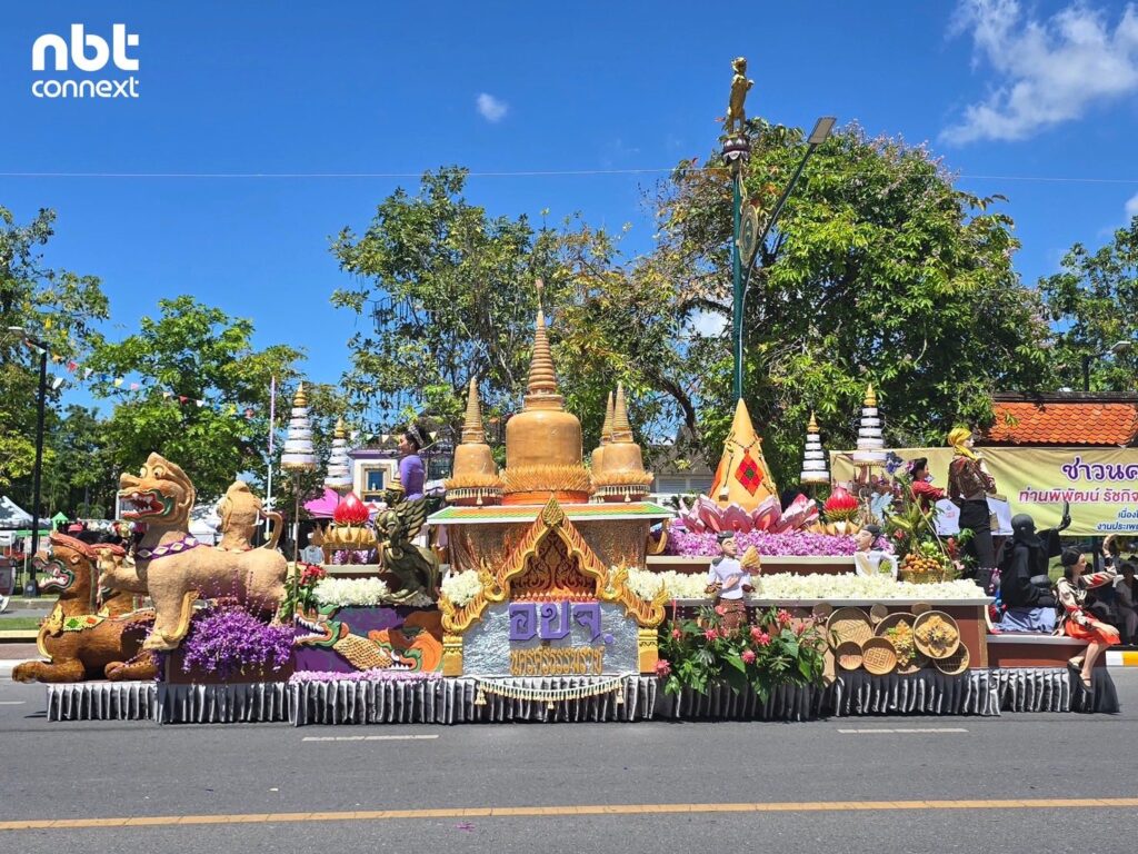รถหมรับตกแต่งด้วยสัญลักษณ์วัฒนธรรมท้องถิ่นในขบวนปี 2568