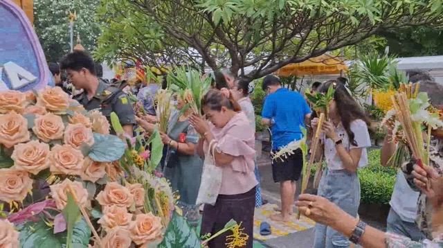 บรรยากาศประชาชนร่วมถวายดอกไม้และทำบุญตลอดแนวพิธีปี 2568