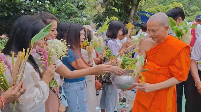 พระสงฆ์รับดอกเข้าพรรษาจากผู้ร่วมงานในพิธีปี 2568