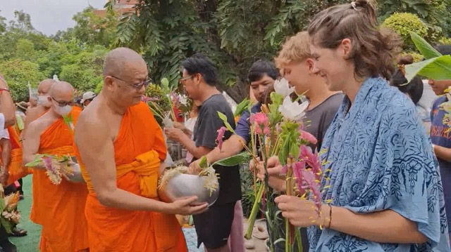 นักท่องเที่ยวและประชาชนร่วมถวายดอกเข้าพรรษาแก่พระสงฆ์ในงานปี 2568