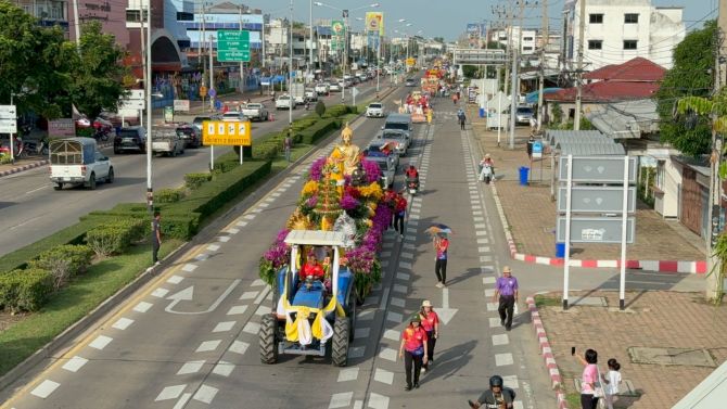 ขบวนรถเทียนพรรษาเคลื่อนไปตามถนนมาลัยแมนในงานปี 2568