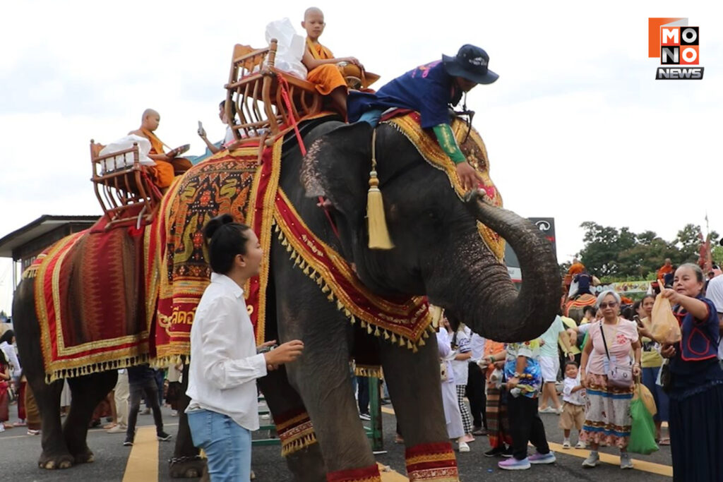 พระสงฆ์รับบิณฑบาตบนหลังช้างในงานปี 2568 ใช้แสดงลักษณะพิธี ไม่ใช่ภาพยืนยันกำหนดการปี 2569