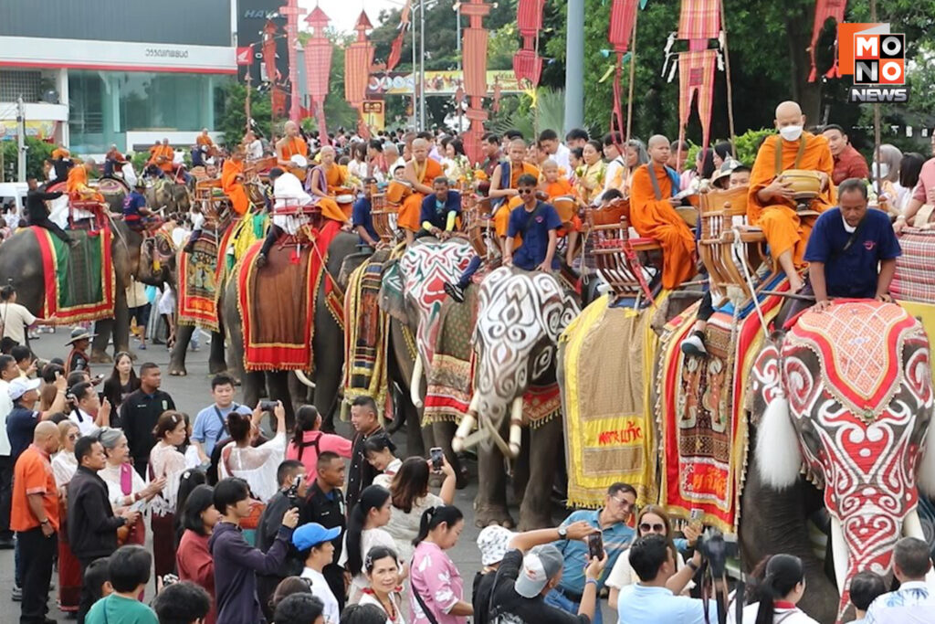 แนวช้างและพระสงฆ์เคลื่อนผ่านจุดรับบิณฑบาตรอบอนุสาวรีย์ในงานปี 2568