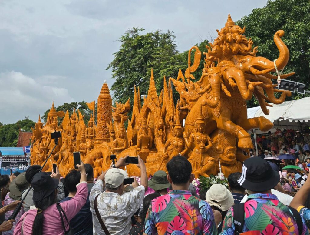 ต้นเทียนขนาดใหญ่ท่ามกลางผู้ร่วมงานในเทศกาลปี 2568