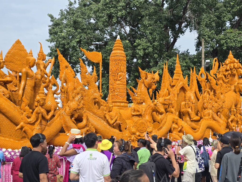 ผู้ชมรวมตัวรอบต้นเทียนขนาดใหญ่ในงานปี 2568