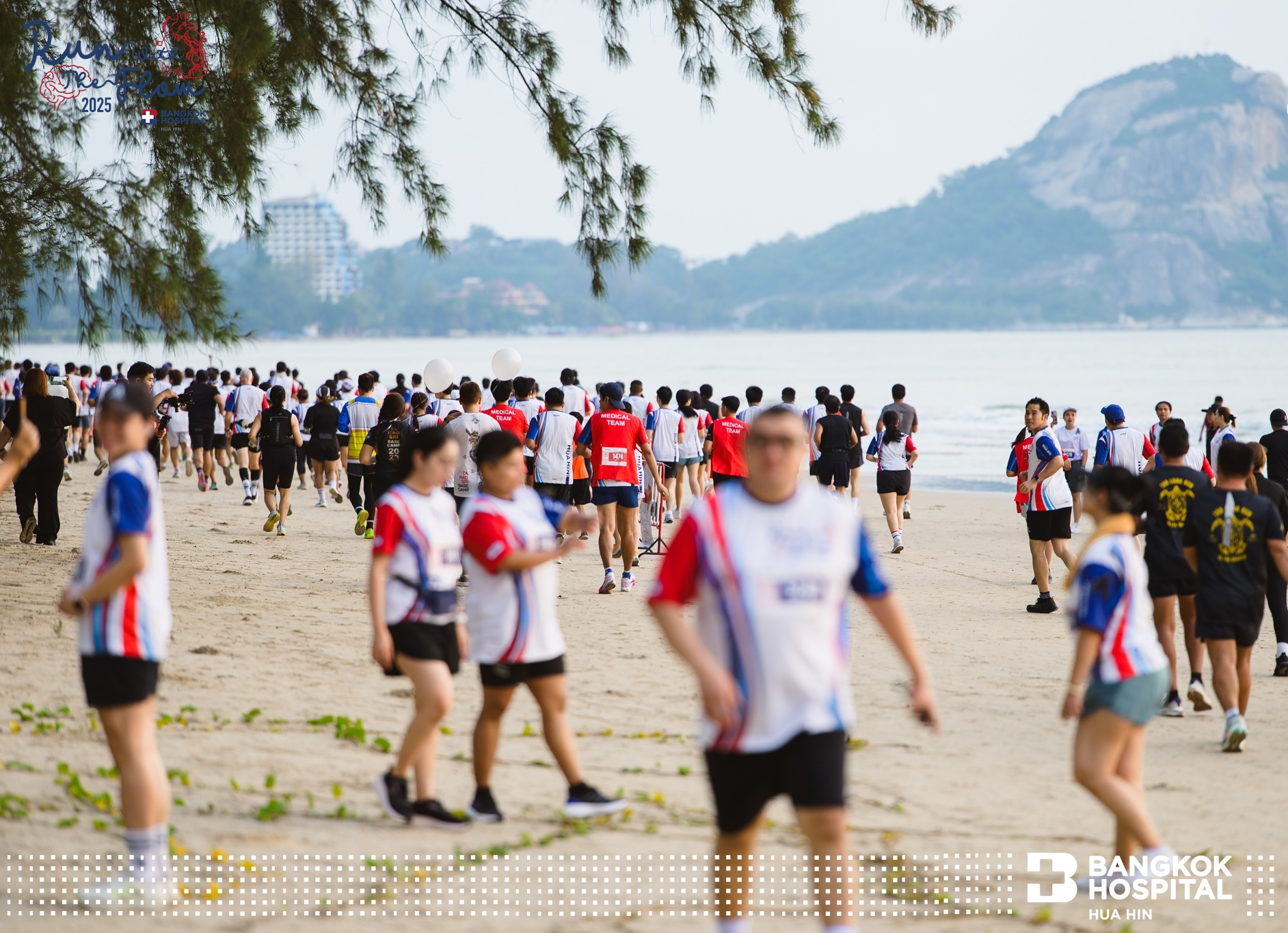ผู้ร่วมงานบริเวณชายหาด Run With The Flow 2025 สนามหัวหิน ไม่ใช่สนามโคราชปี 2569