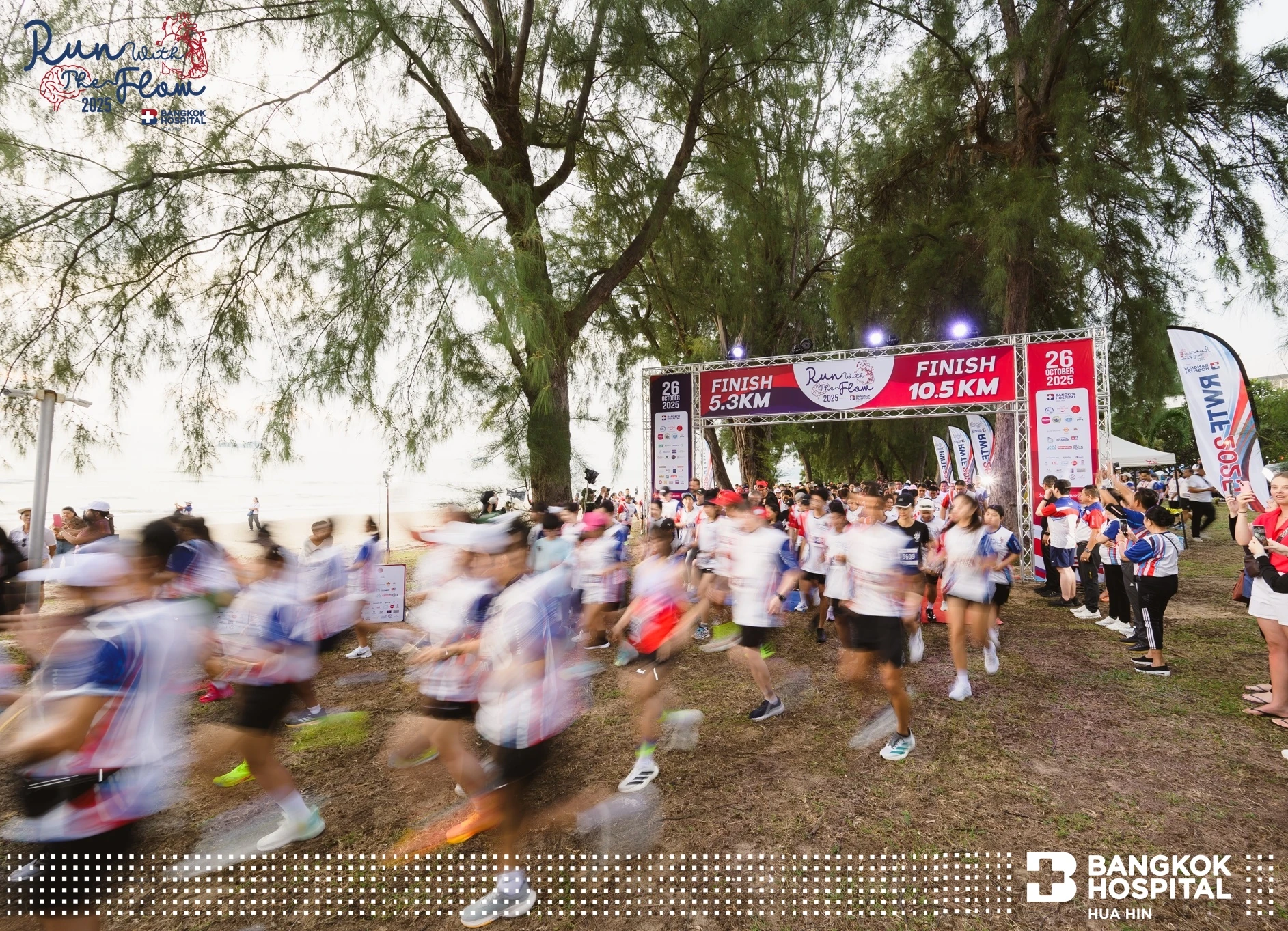 นักวิ่งผ่านซุ้มริมชายหาด Run With The Flow 2025 สนามหัวหิน ไม่ใช่ภาพงานปี 2569