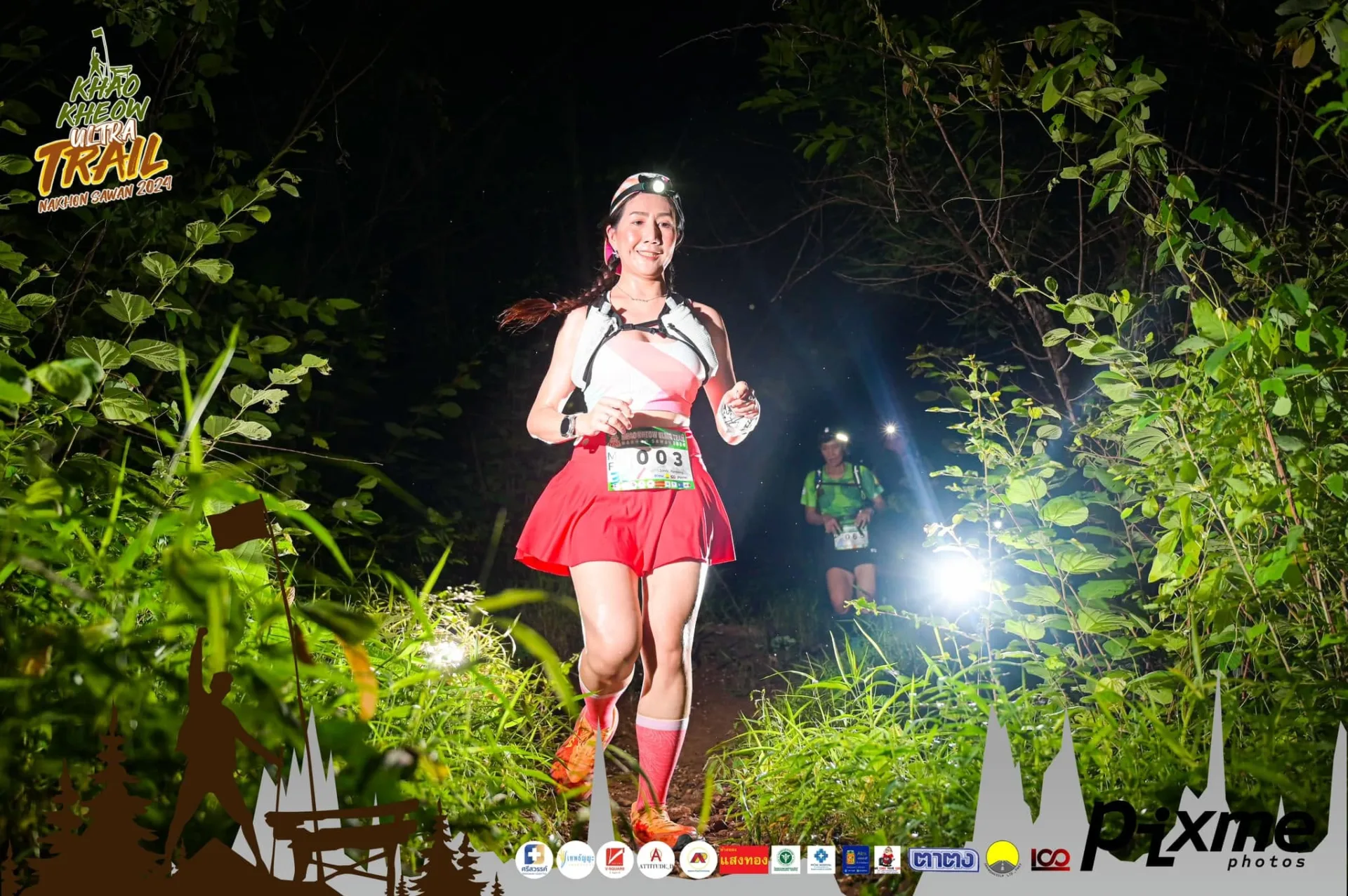 นักวิ่ง Khaokheow Ultra Trail Nakhonsawan 2024 วิ่งบนเส้นทางป่าในเวลากลางคืน