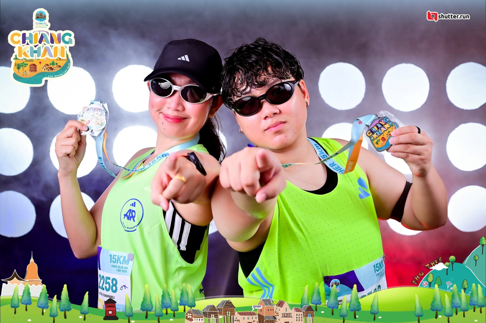 ผู้ร่วมงานถือเหรียญหลังจบการแข่งขัน Chiang Khan Super Half Marathon ปี 2568