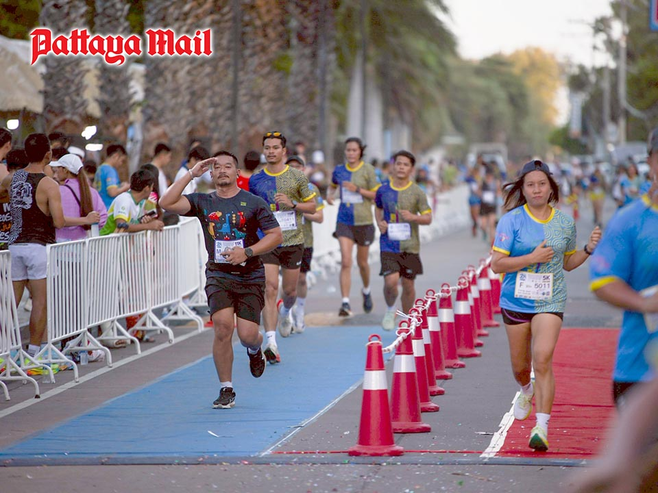 นักวิ่งช่วงเข้าเส้นชัย Loma Run on The Beach ปี 2568