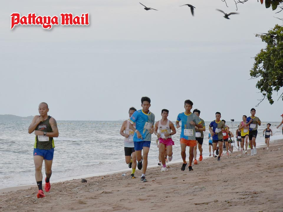 นักวิ่งบนเส้นทางชายหาด Loma Run on The Beach ปี 2568