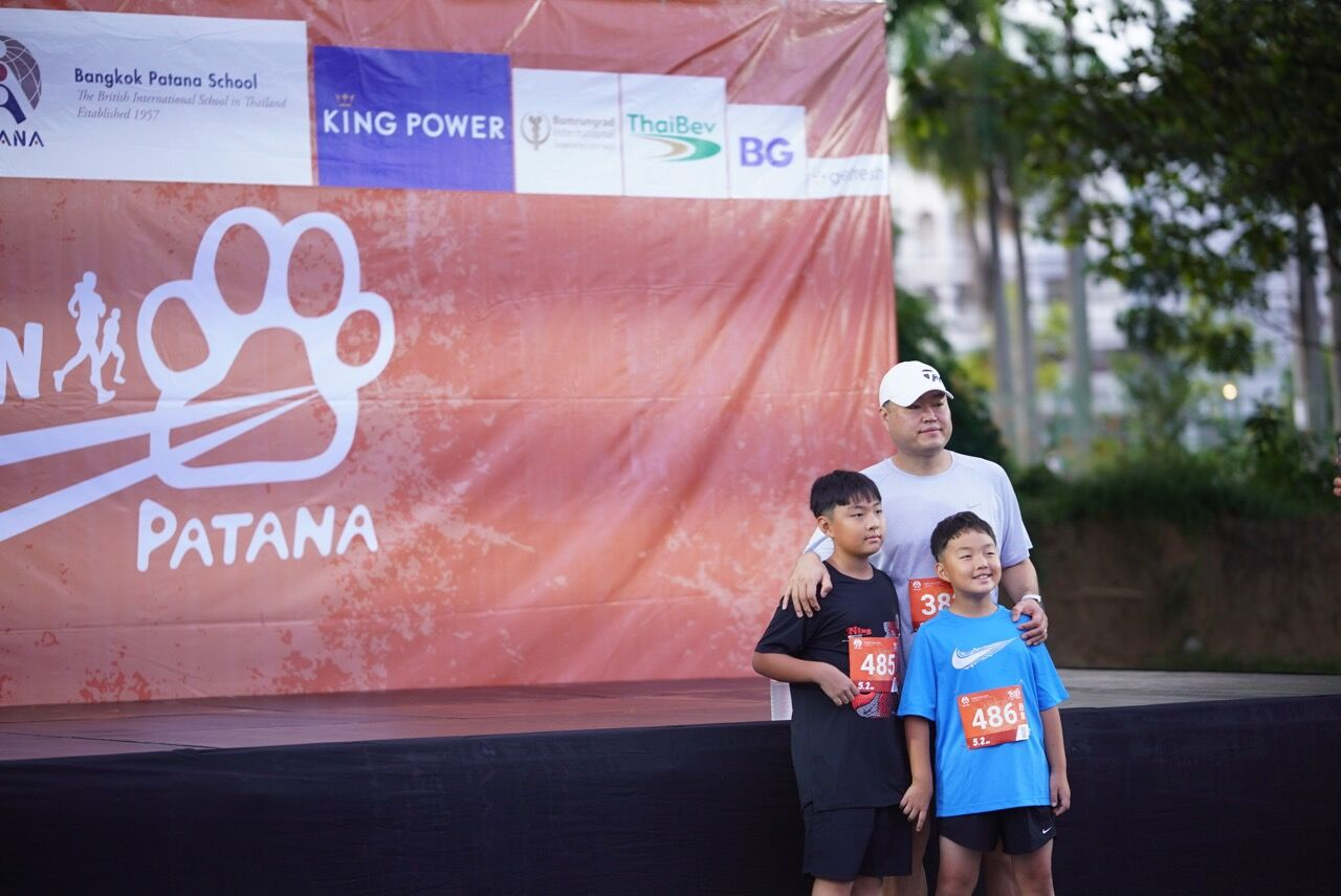 ผู้ร่วมงานบริเวณฉากกิจกรรม Bangkok Patana Fun Run ปี 2568