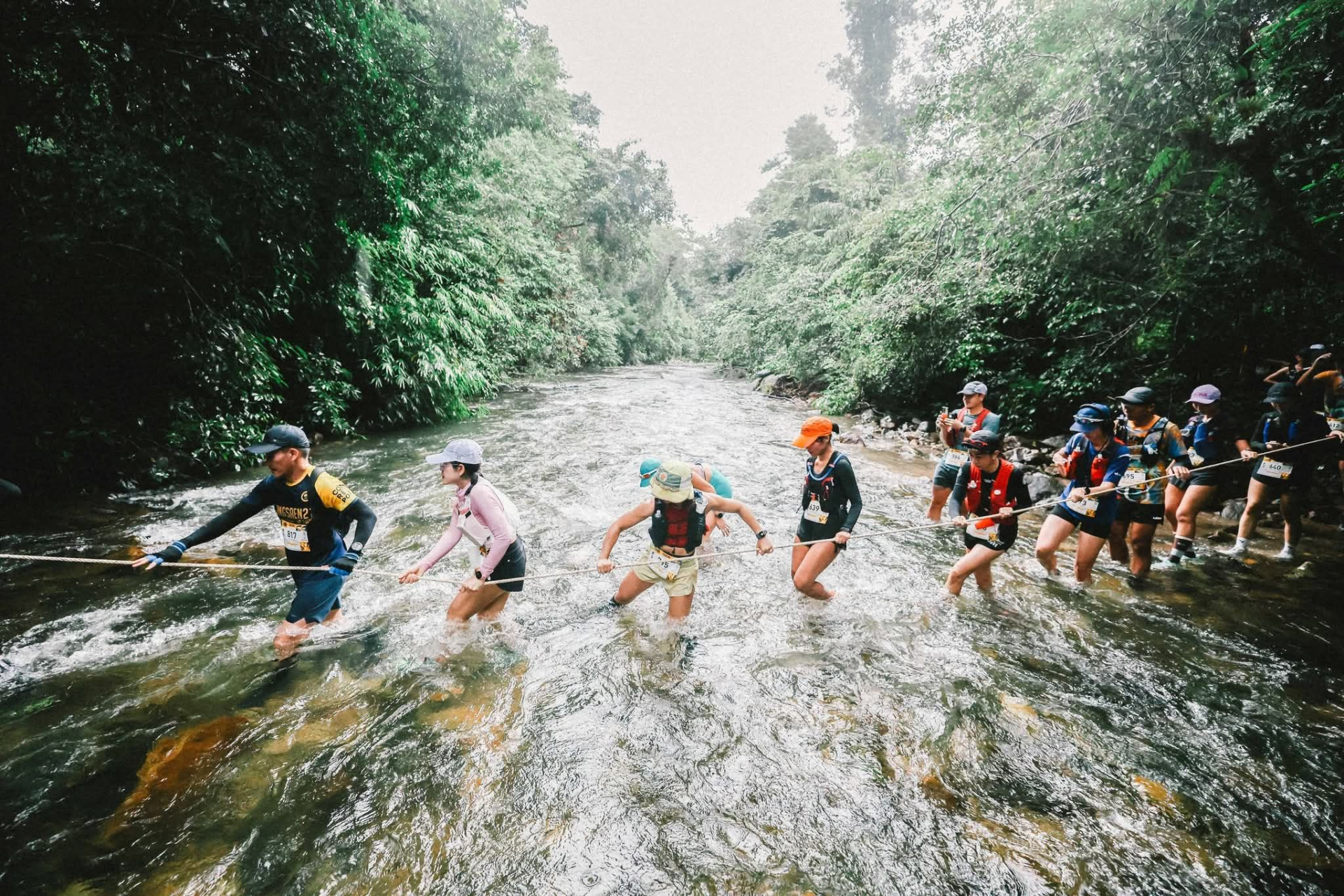 นักวิ่งข้ามลำธารบนเส้นทาง KOH CHANG TRAIL ปี 2568