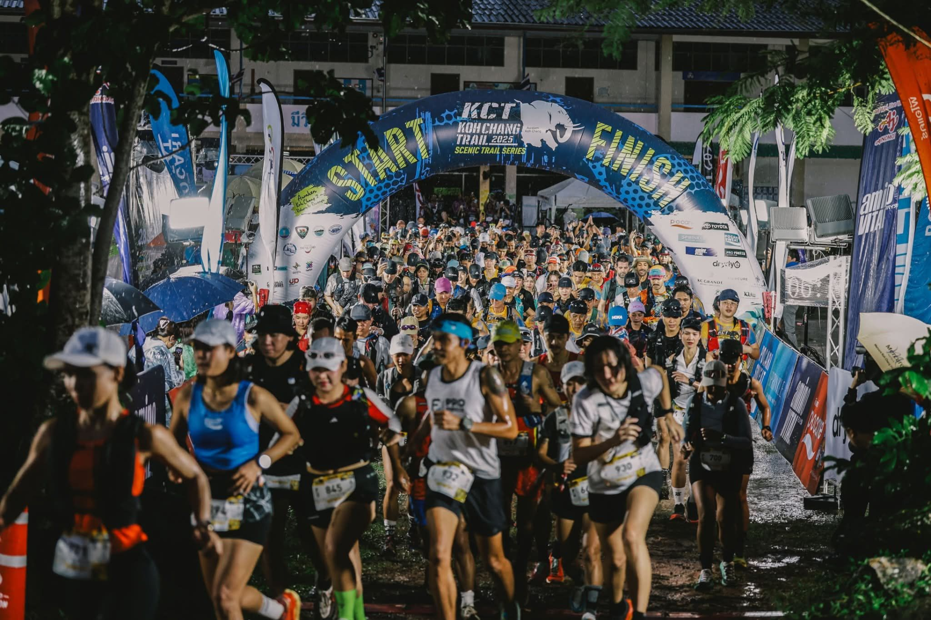 บรรยากาศปล่อยตัวนักวิ่ง KOH CHANG TRAIL ปี 2568