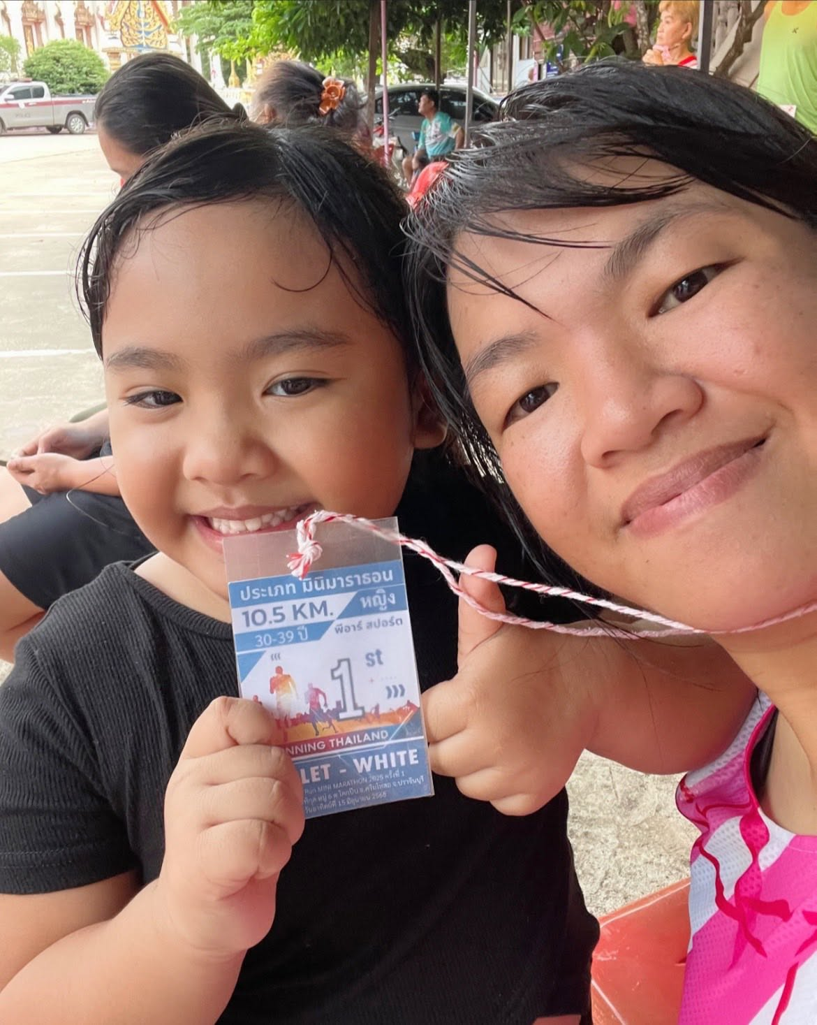 ผู้ร่วมงานกับป้ายรางวัล Violet-White Recycle Run ปี 2568