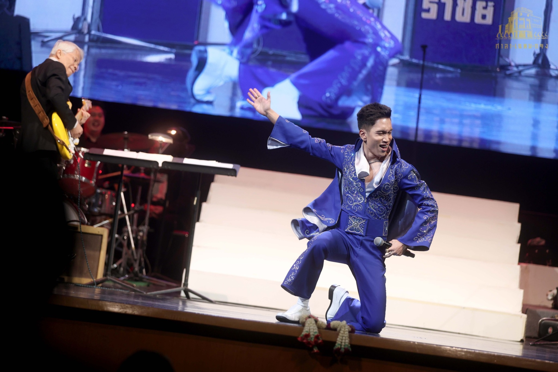 บรรยากาศการแสดงบนเวทีประกวดร้องเพลงสากลยุคโก๋หลังวัง รอบชิงชนะเลิศ ปี 2568