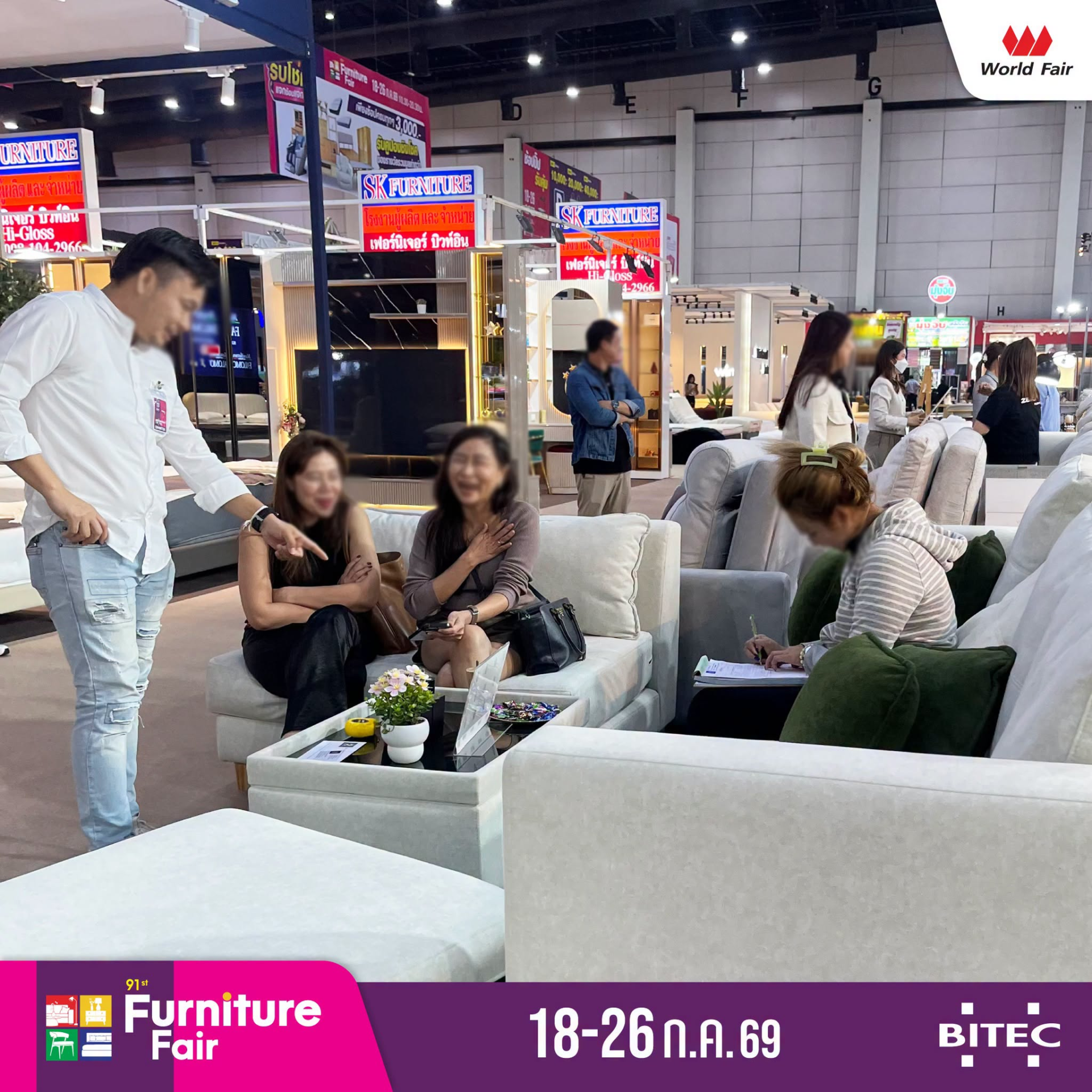 ผู้ร่วมงานทดลองนั่งโซฟาและพูดคุยกับผู้แสดงสินค้าใน Furniture Fair ครั้งที่ 91 ณ ไบเทค บางนา ช่วงงาน 18–26 กรกฎาคม 2569