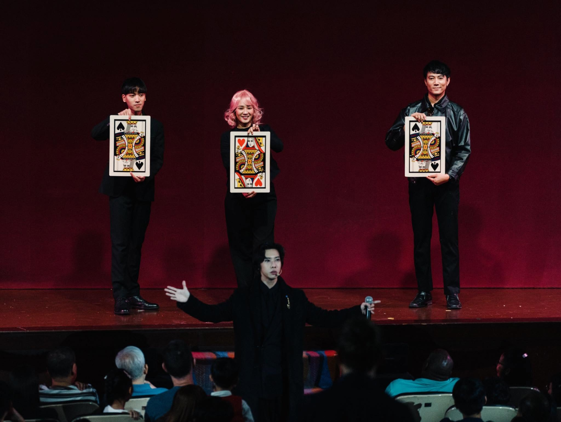 การแสดงมายากลไพ่ต่อหน้าผู้ชมใน THE MAGICIANS 2025 ที่เอ็ม เธียเตอร์ ปี 2568