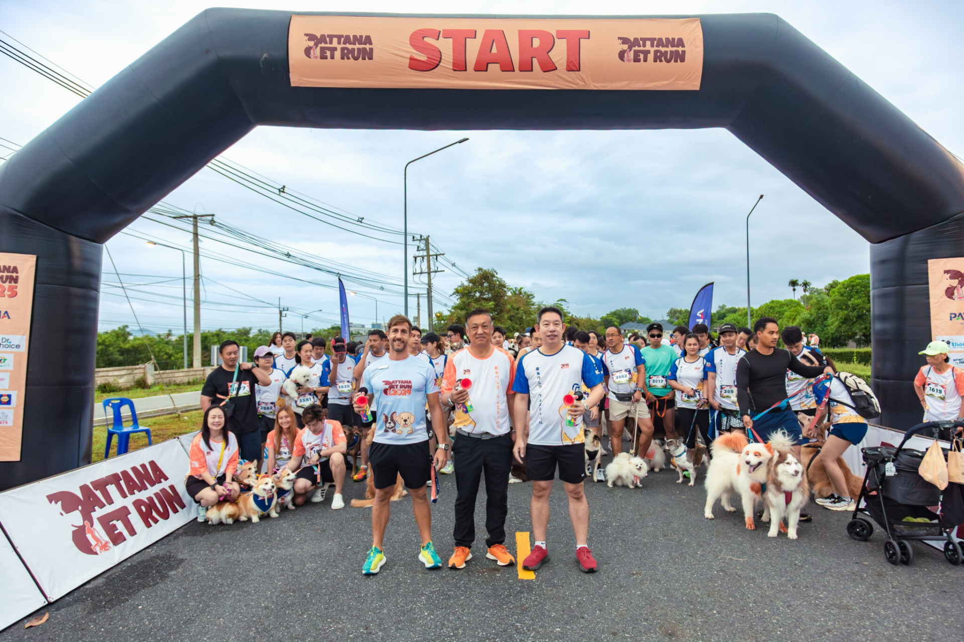 ผู้เข้าร่วมและสุนัขที่จุดปล่อยตัว Pattana Pet Run รอบ 28–29 มิถุนายน 2568 ณ พัฒนา สปอร์ต รีสอร์ท ศรีราชา