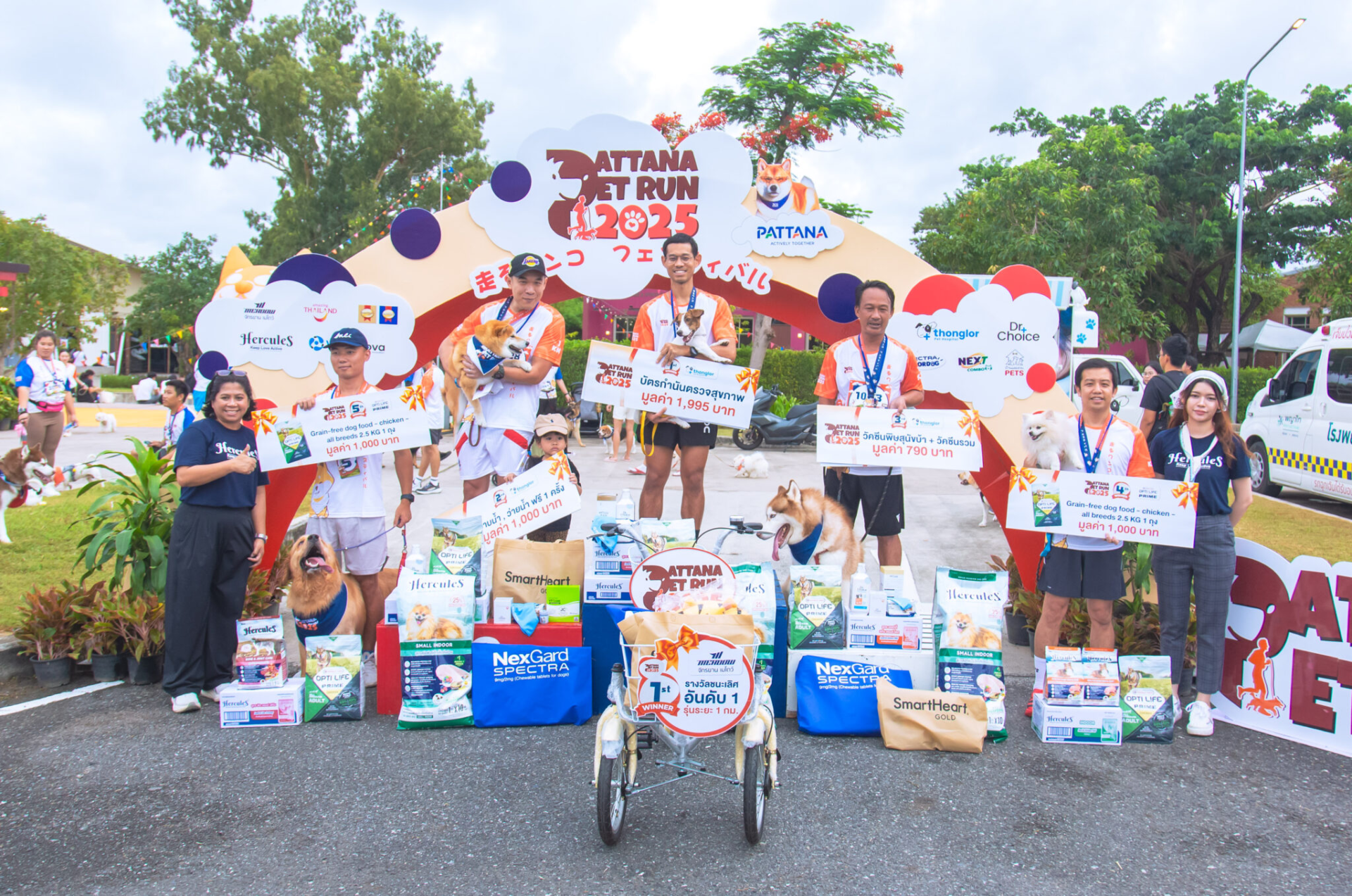 บรรยากาศรับรางวัลพร้อมสุนัขใน Pattana Pet Run รอบ 28–29 มิถุนายน 2568 ณ พัฒนา สปอร์ต รีสอร์ท ศรีราชา
