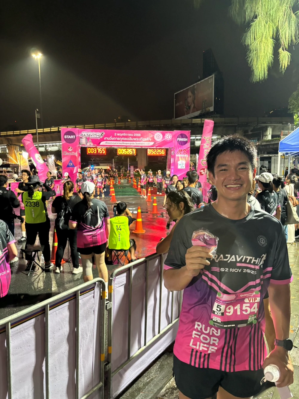 ผู้ร่วมงานถือเหรียญบริเวณเส้นชัย Rajavithi Run for Life วันที่ 2 พฤศจิกายน 2568 กรุงเทพฯ