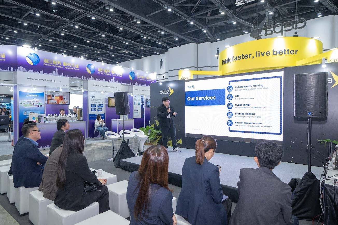 ผู้เข้าร่วมฟังการนำเสนอบริการดิจิทัลบนเวที Mini Stage ของ depa ในงาน Thailand Smart City Expo ปี 2568