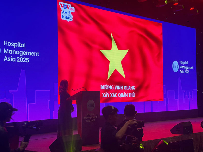 บรรยากาศบนเวทีพิธีเปิด Hospital Management Asia ปี 2568 ที่นครโฮจิมินห์ ประเทศเวียดนาม