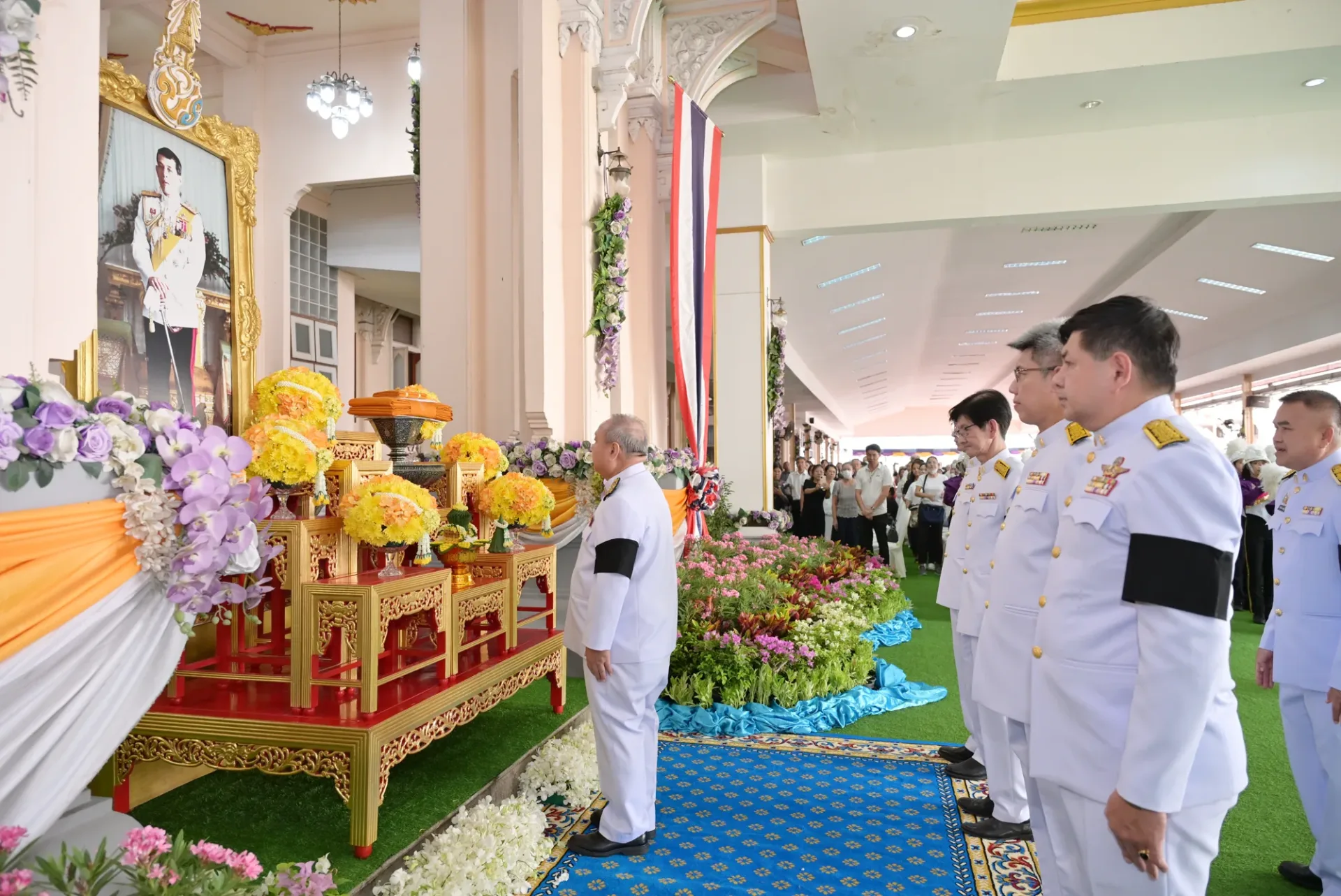 คณะผู้บริหารศาลปกครองถวายความเคารพก่อนพิธีถวายผ้าพระกฐินพระราชทาน ปี 2568