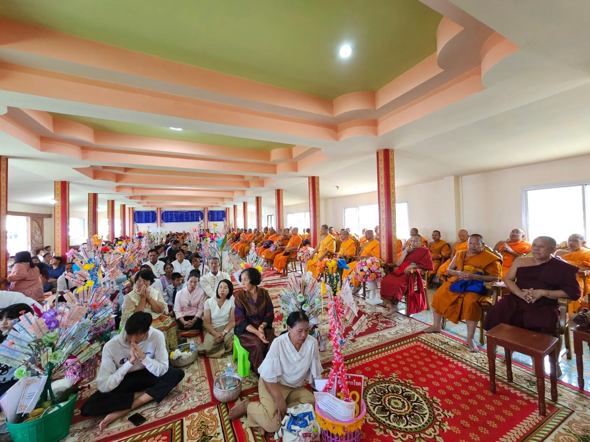 พระสงฆ์และชาวบ้านร่วมพิธีตานก๋วยสลากภัต วัดบ่อพะแวน ปี 2568