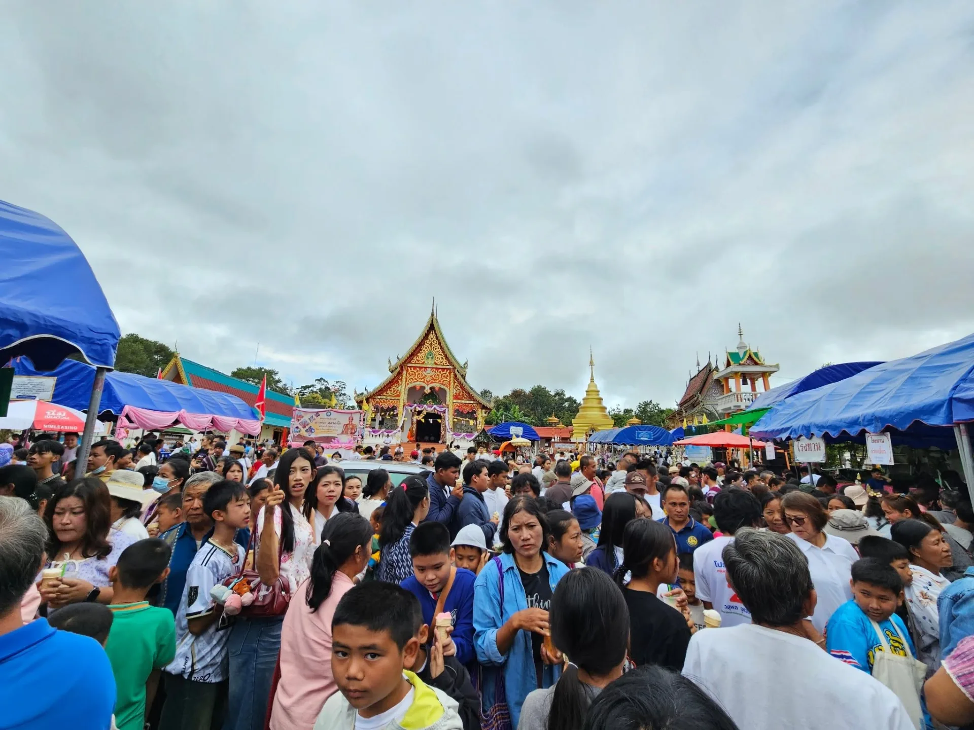 ประชาชนร่วมงานตานก๋วยสลากภัตบริเวณวัดบ่อพะแวน ปี 2568