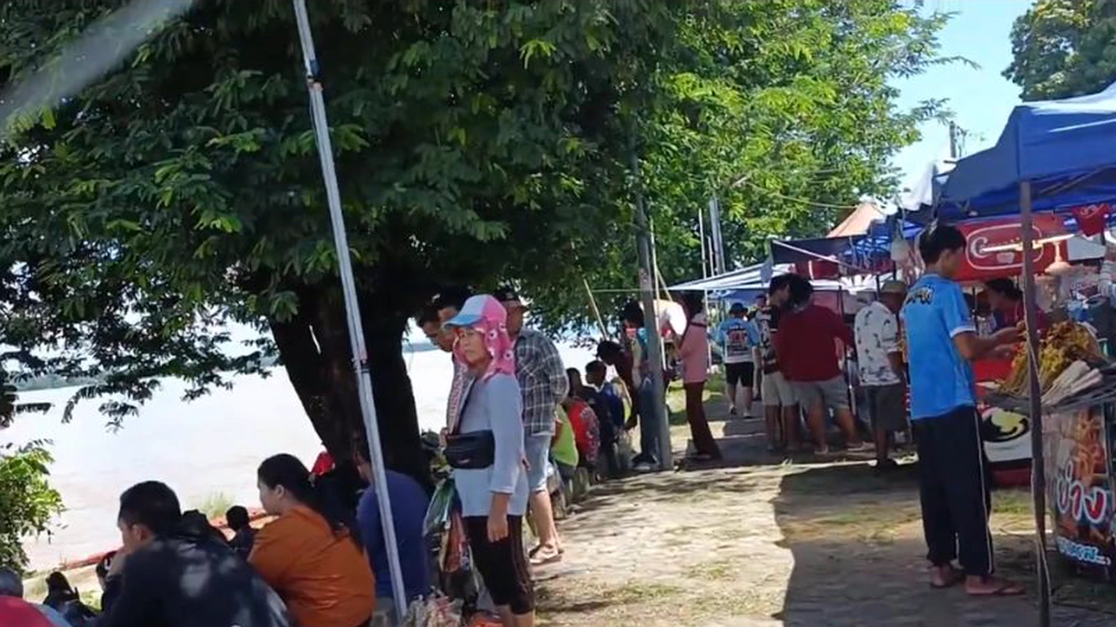 ผู้ชมและร้านค้าริมแม่น้ำโขงในงานแข่งเรือชะโนดปี 2567 ไม่ใช่ภาพปี 2569