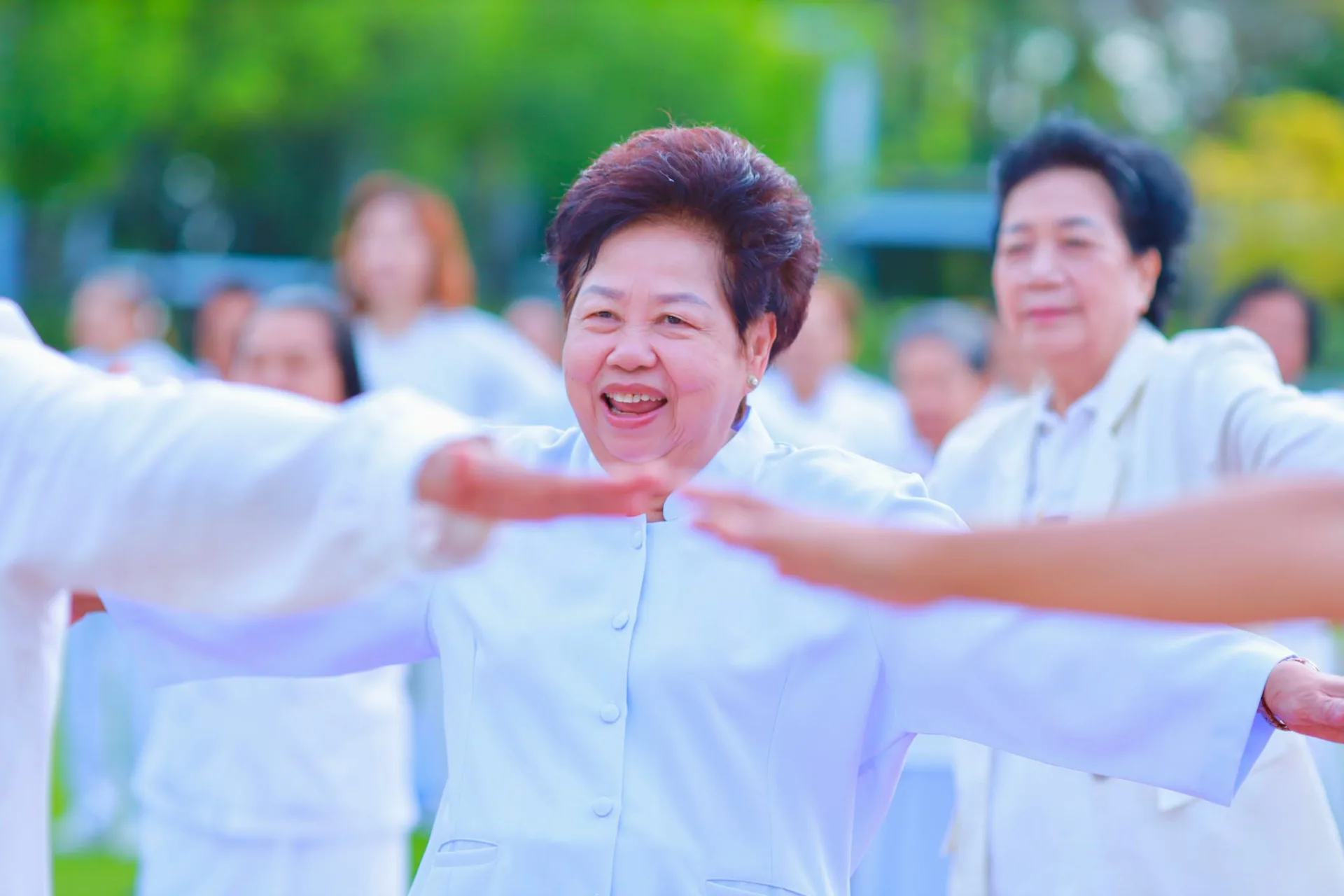 ผู้เข้าร่วมปฏิบัติธรรมดอกไม้บานที่เขาใหญ่ รุ่น 233 ออกกำลังกายกลางแจ้ง